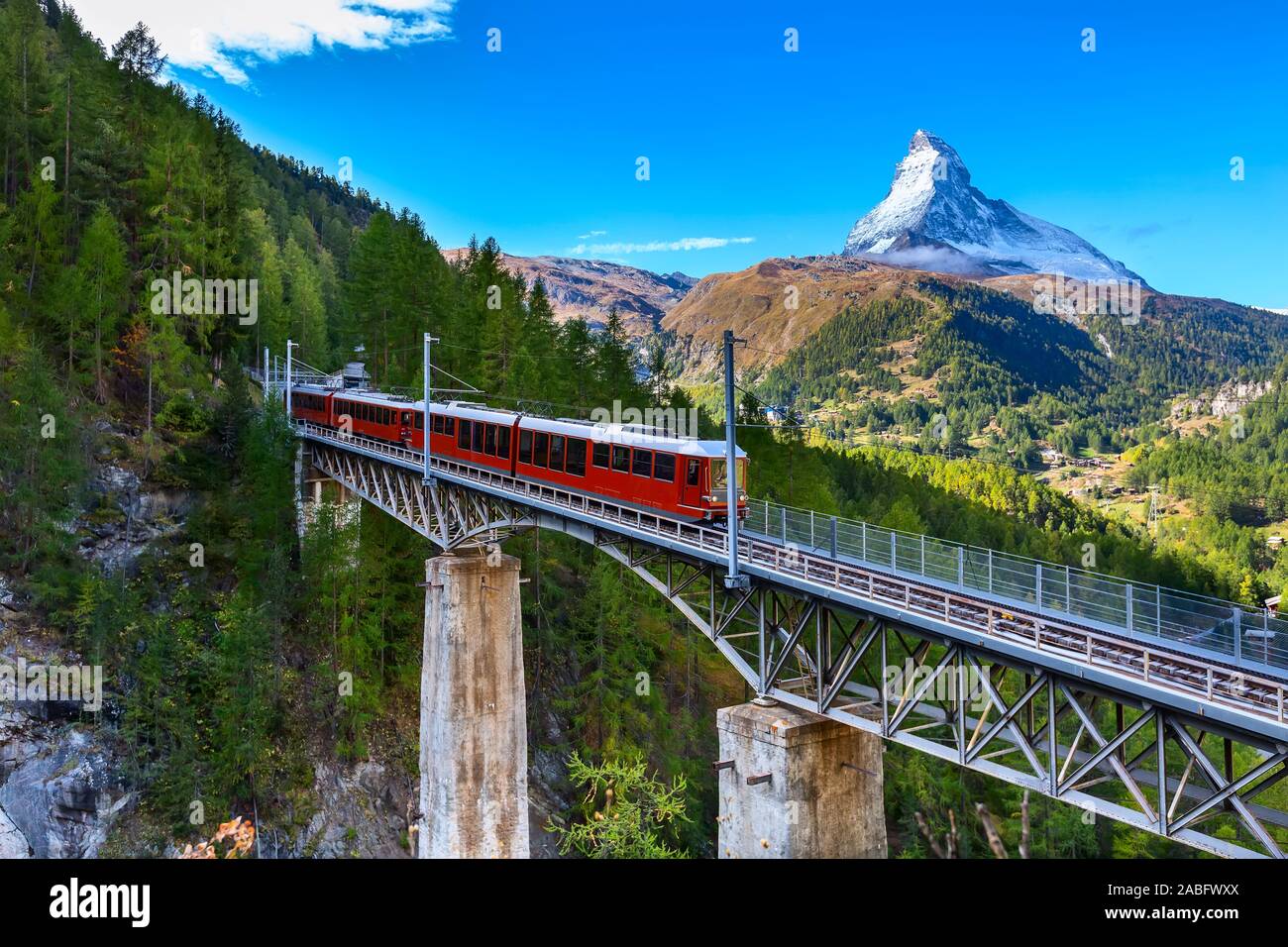 Zermatt, Svizzera. Gornergrat red treno turistico sul ponte e Cervino peal panorama nelle Alpi Svizzere Foto Stock
