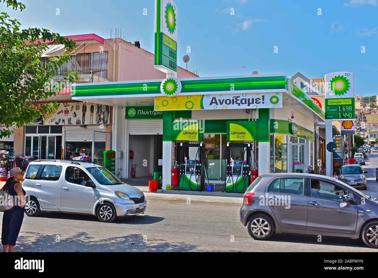 Una stazione di riempimento benzina BP vendita carburante, situato sul lungomare nel capitale Argostoli. Foto Stock