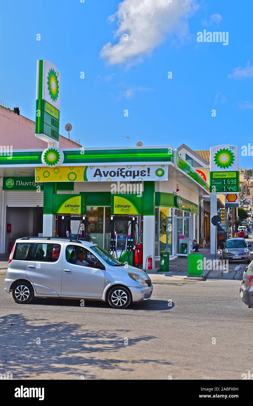 Una stazione di riempimento benzina BP vendita carburante, situato sul lungomare nel capitale Argostoli. Foto Stock