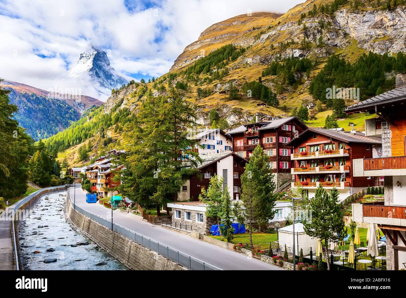 Zermatt, Svizzera town street view nel famoso Alpi Svizzere ski resort, Cervino Snow mount, Fiume Foto Stock