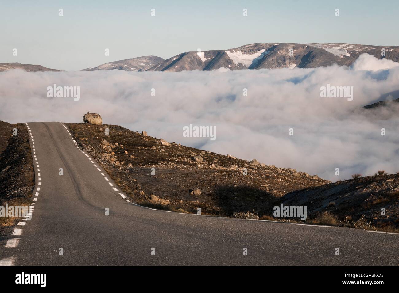 Una lunga strada in alcune montagne Foto Stock