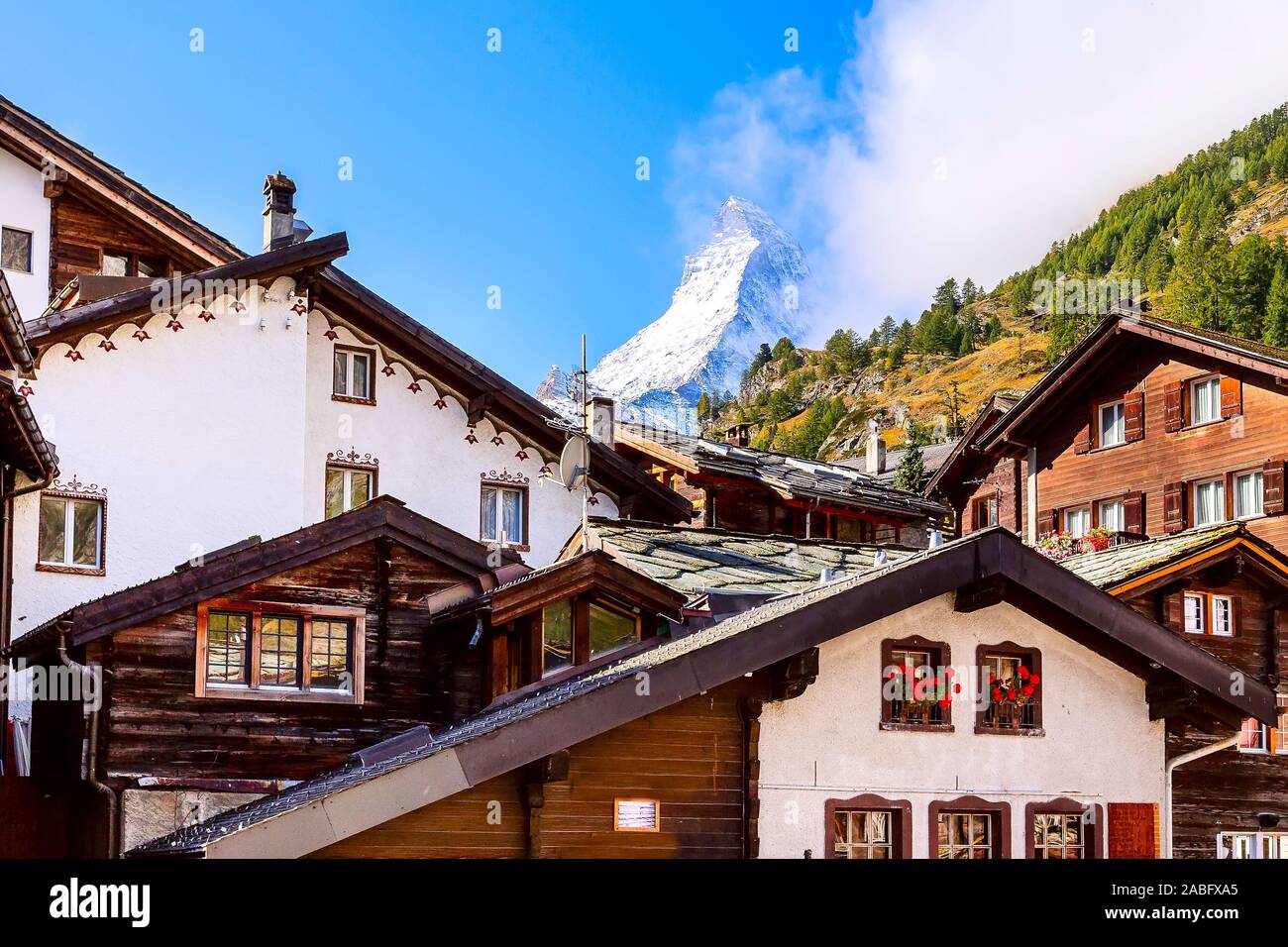 Cervino Snow mount close-up e Zermatt case alpine, Svizzera, Alpi Svizzere Foto Stock
