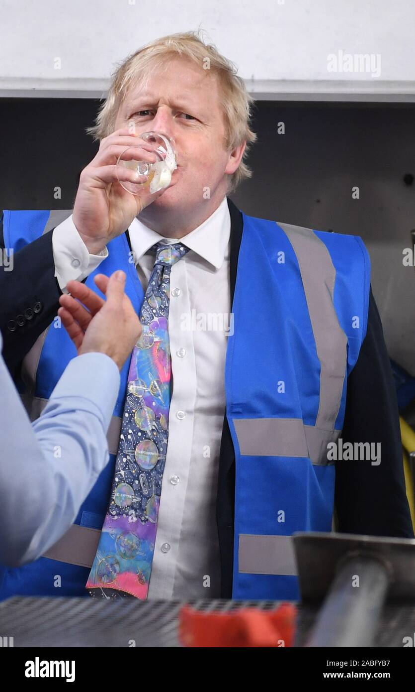 Il primo ministro Boris Johnson durante una visita alla Healey's Cornish sidro Farm, vicino a Truro in Cornovaglia, mentre sulla campagna elettorale trail. Foto Stock