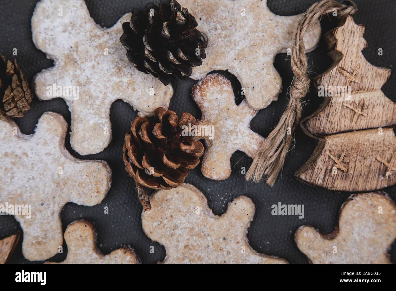 Natale gingerbread cookies e in legno albero di Natale giocattoli Foto Stock