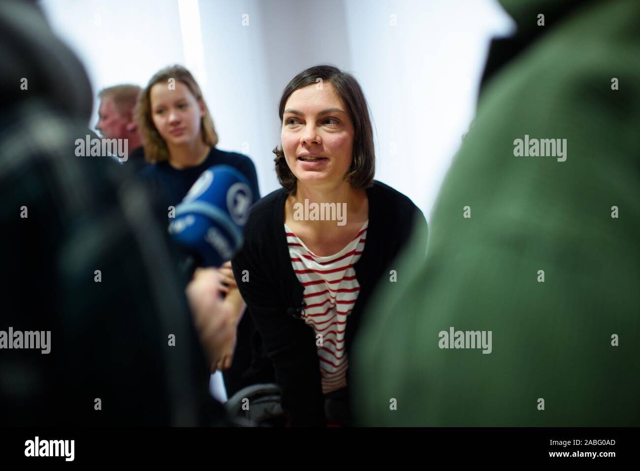 Berlino, Germania. 27 Nov, 2019. Nike Mahlhaus, premere portavoce dell'anti-azione di carbone coalizione "Ende Gelände', viene fornito insieme con altri attivisti del clima per una conferenza stampa in occasione della prossima protesta contro la politica in materia di clima del governo federale. Vari gruppi di attivisti del clima piano per bloccare le infrastrutture di carbone nella lignite Lusatian area mineraria il 30 novembre 2019. Credito: Gregor Fischer/dpa/Alamy Live News Foto Stock