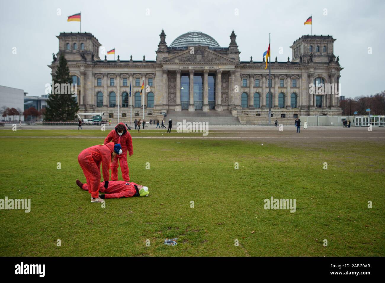 Berlino, Germania. 27 Nov, 2019. Gli attivisti del anti-azione di carbone alliance 'Ende Gelände' formazione sono le tecniche e le strategie per bloccare la lignite infrastrutture sul prato di fronte al Reichstag. Vari gruppi di attivisti del clima piano per bloccare le infrastrutture di carbone nella lignite Lusatian area mineraria il 30 novembre 2019. Credito: Gregor Fischer/dpa/Alamy Live News Foto Stock