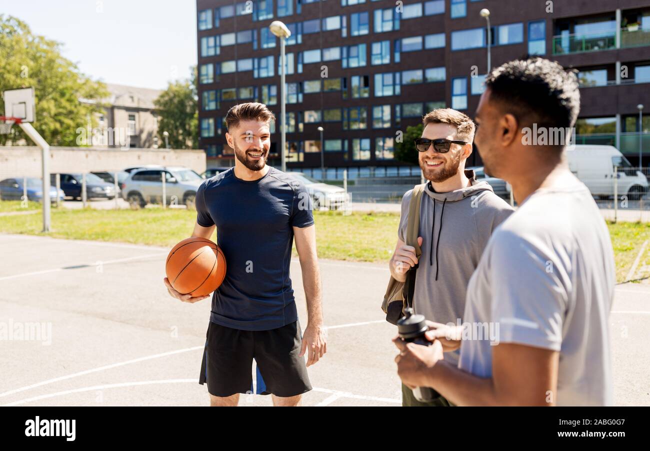 Gruppo di amici maschi di andare a giocare a basket Foto Stock