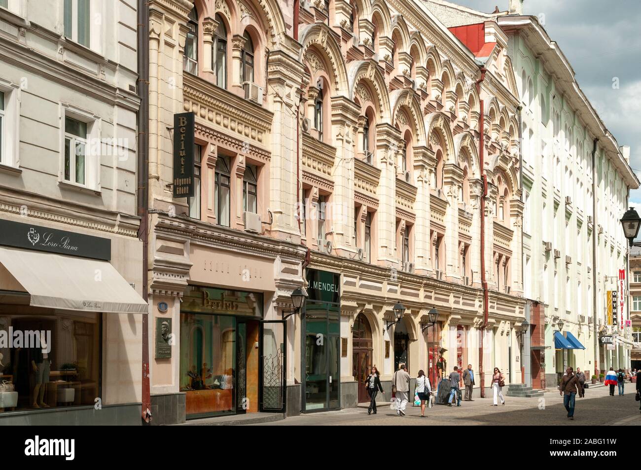 Sistemazione di negozi di abbigliamento sulla Stoleshnikov pereulok, Mosca, Russia Foto Stock