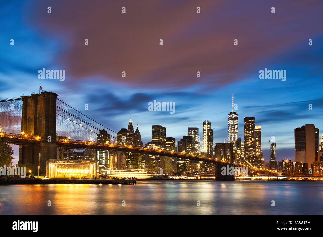 New York City Manhattan Downtown con il ponte di Brooklyn al tramonto, STATI UNITI D'AMERICA Foto Stock