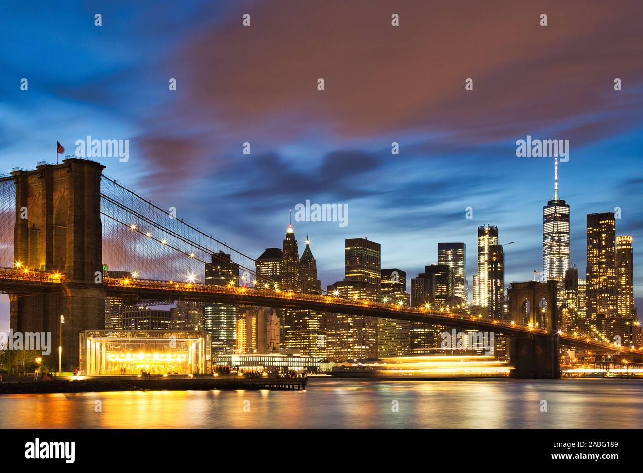 New York City Manhattan Downtown con il ponte di Brooklyn al tramonto, STATI UNITI D'AMERICA Foto Stock