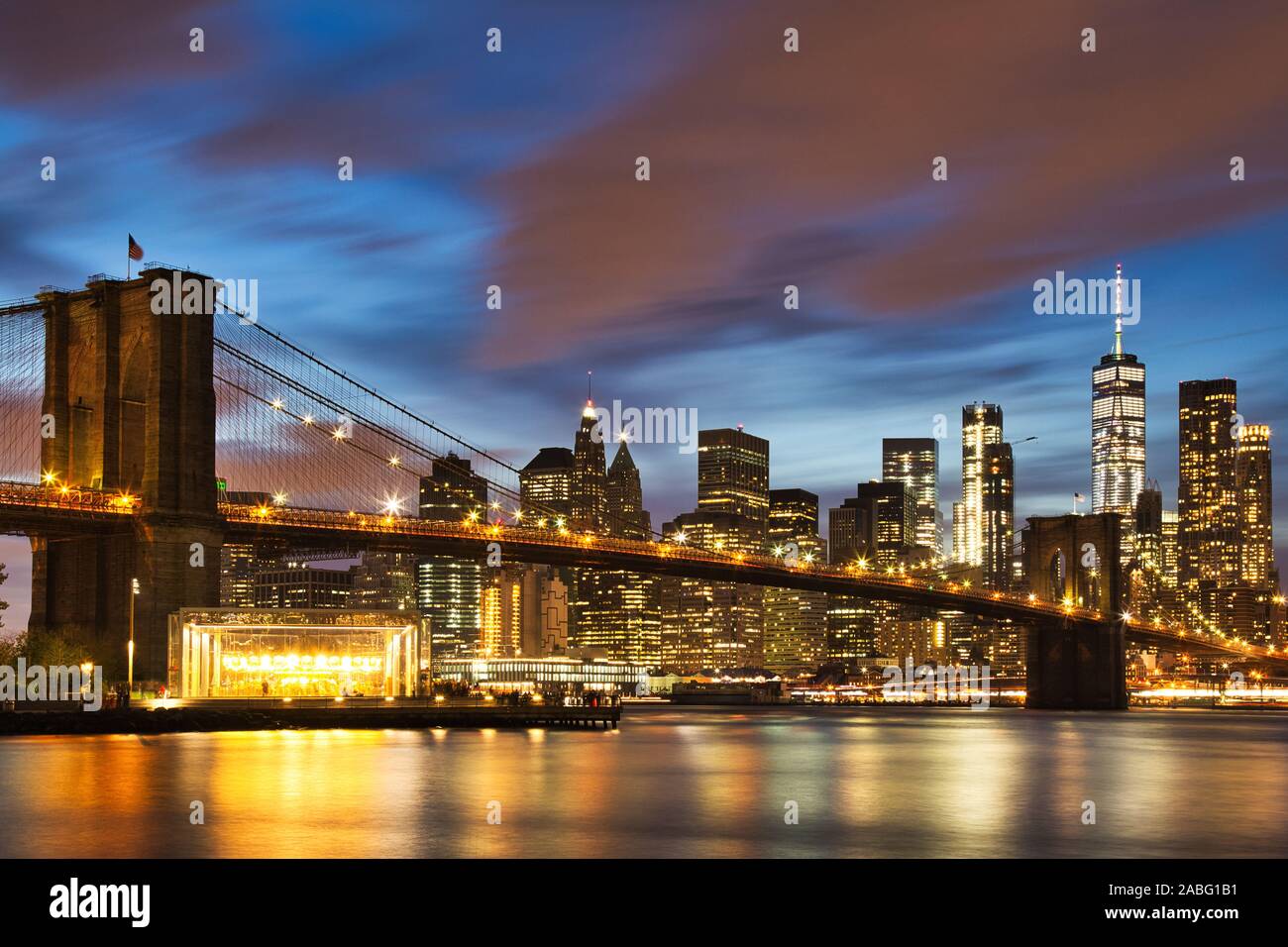 New York City Manhattan Downtown con il ponte di Brooklyn al tramonto, STATI UNITI D'AMERICA Foto Stock