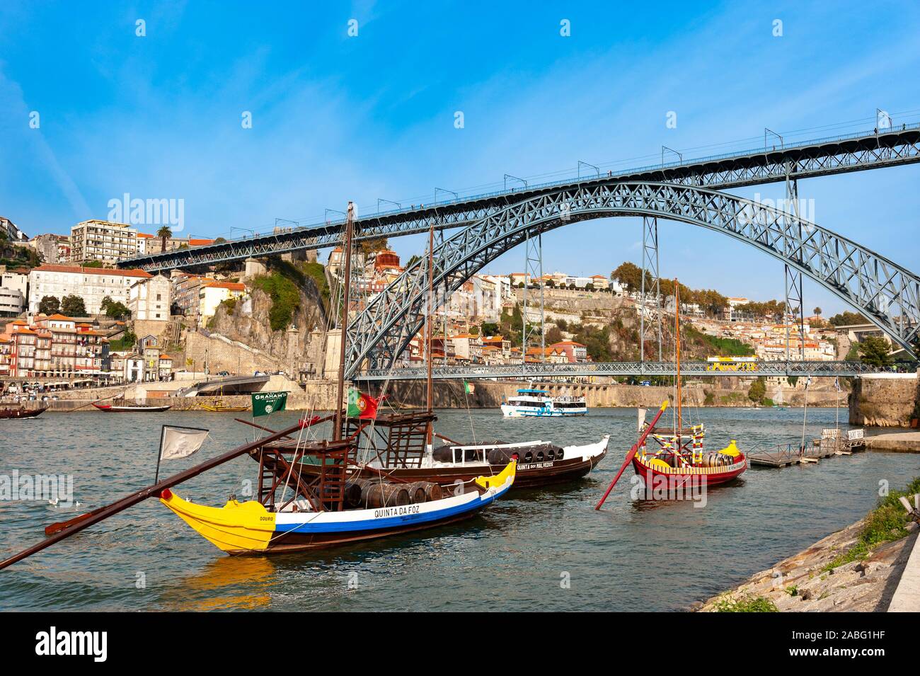 Barche di rabelo sotto il ponte Dom Luis sul fiume Douro, Porto, Portogallo Foto Stock