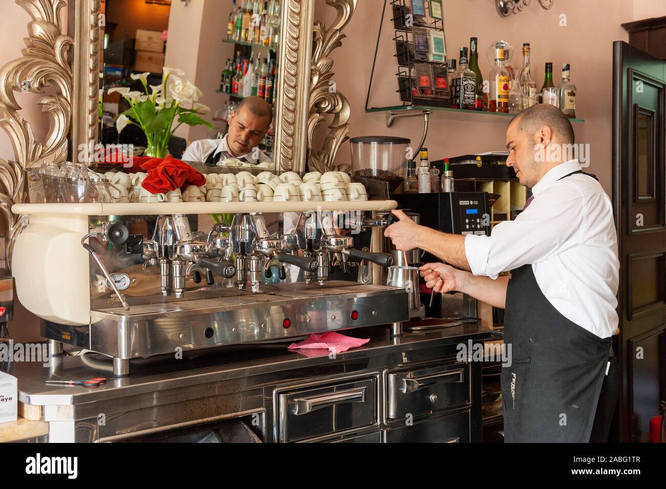 Barista con macchina da caffè espresso in cafe, Sardegna, Italia Foto Stock