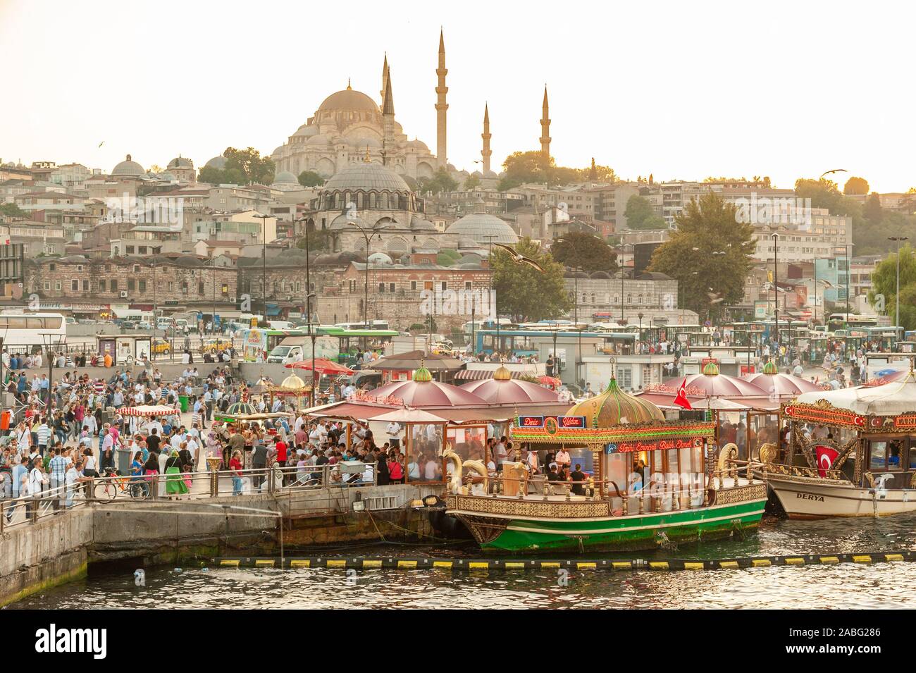 Waterfront a Eminonu con la Rustem Pasha moschea sullo skyline, Istanbul, Turchia Foto Stock