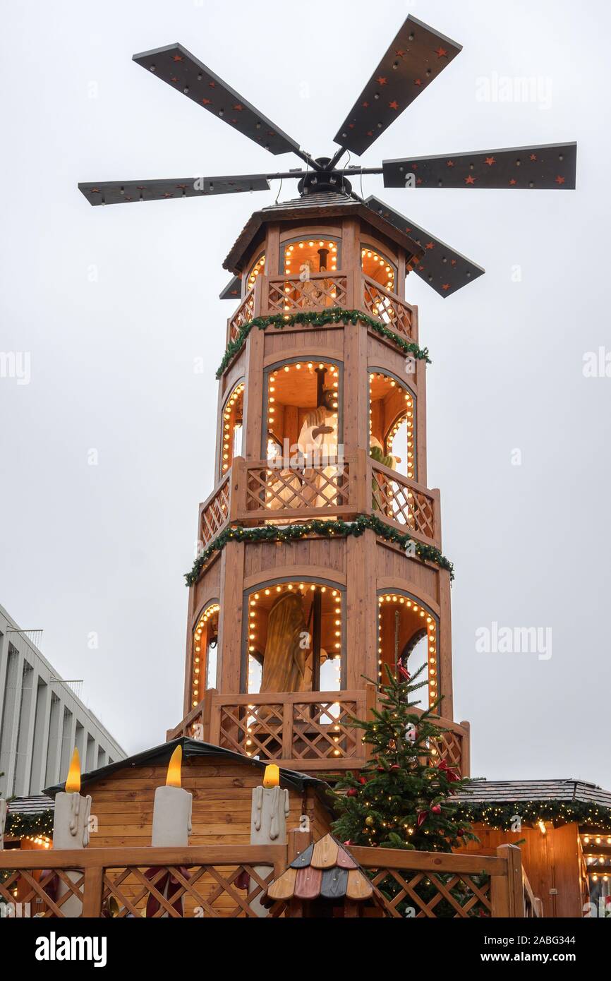 Di legno grande piramide di Natale è tradizionalmente impostato nel centro storico di Lubecca durante il tempo di avvento mercato contro un grigio cielo Dicembre, selezionato fo Foto Stock