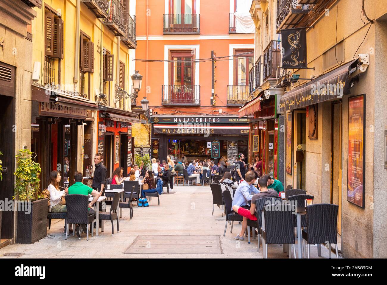 Bar e ristoranti in Calle Barcelona, quartiere di Huertas, Madrid, Spagna Foto Stock
