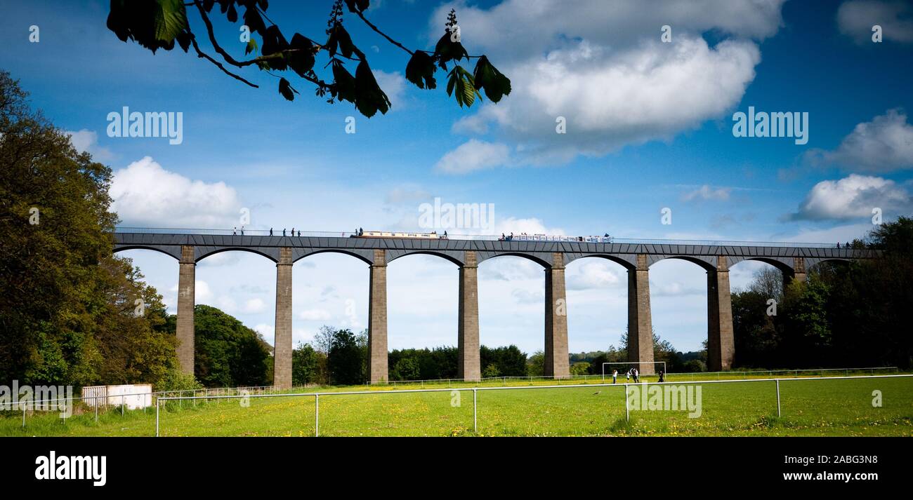 Acquedotto Pontcysyllte oltre il fiume Dee in Galles del Nord sul canale di Llangollen Foto Stock