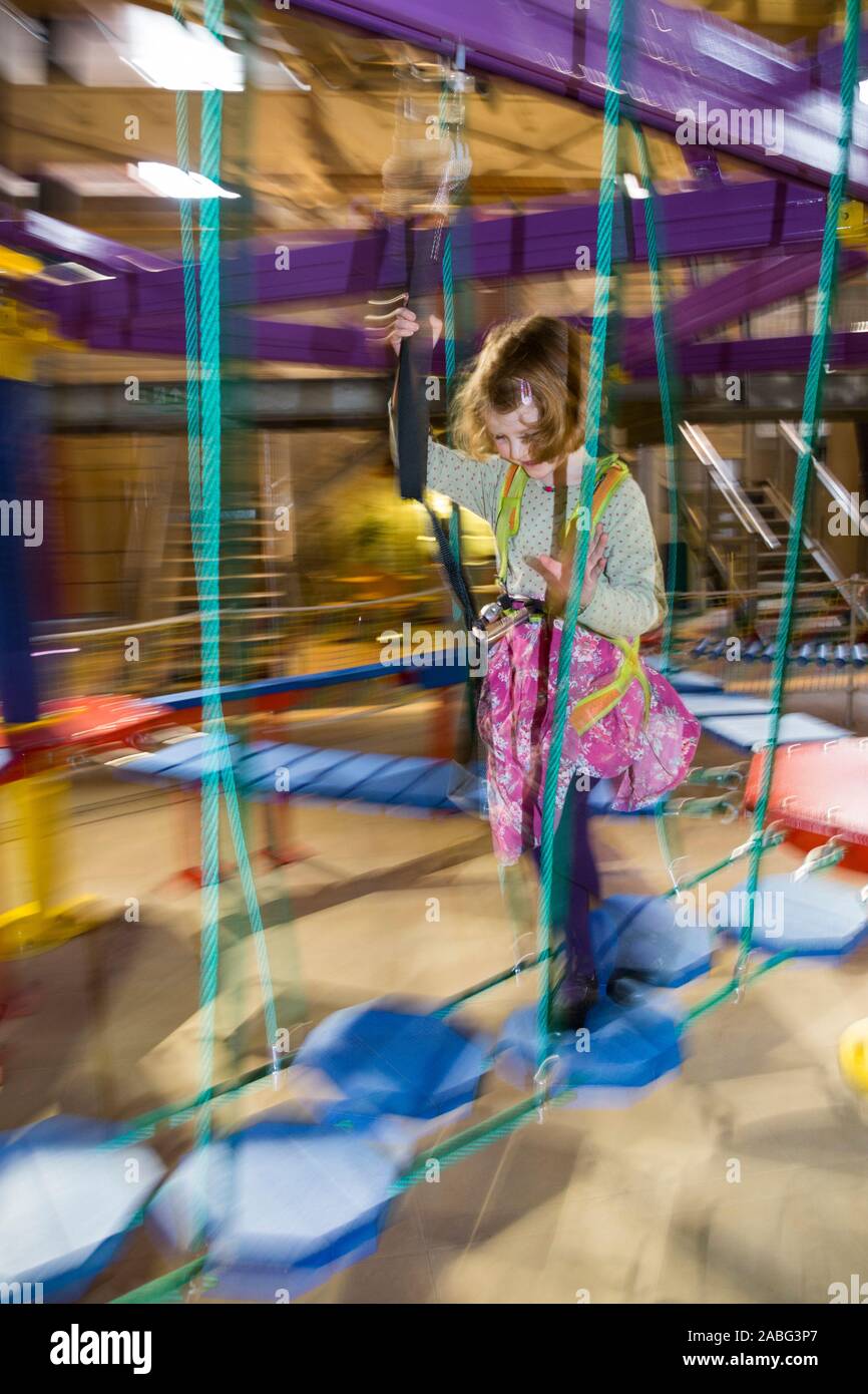 Ragazza giovane di età compresa tra i 4 anni / bambino / quattro anni di kid / ostacolo per bambini Corso arrampicata attività sfida a stazioni di azione, Portsmouth Historic Dockyard. Regno Unito (105) Foto Stock