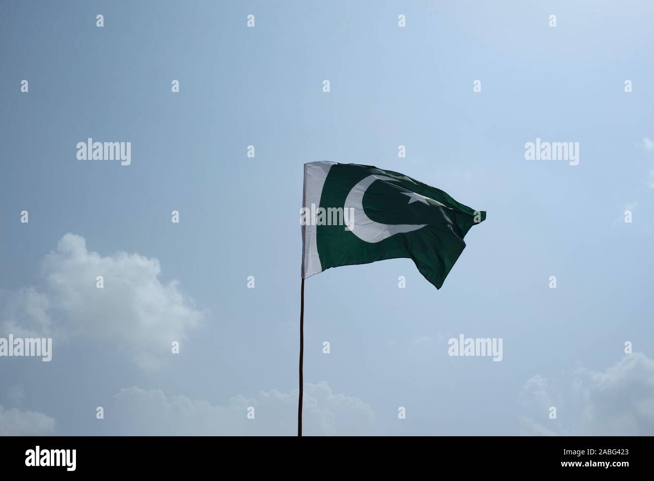 La bandiera nazionale del Pakistan volare nel cielo blu con nuvole Foto Stock