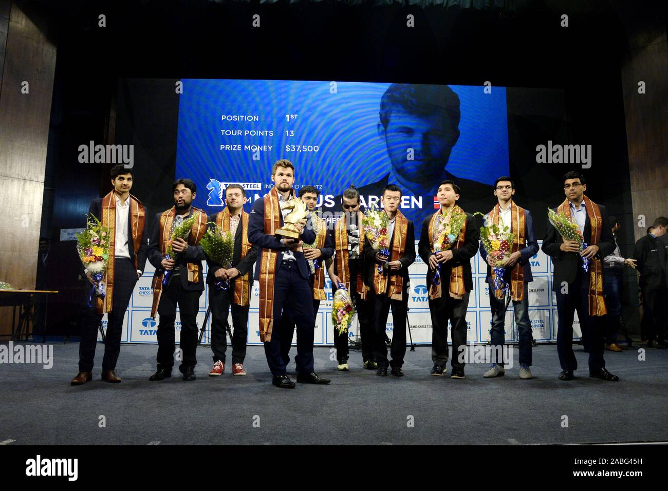 India. 26 Nov, 2019. Campione del Mondo di scacchi Magnus Carlsen detiene il trofeo dopo la vittoria del Tata Steel Chess India 2019. (Foto di Paolo Saikat/Pacific Stampa) Credito: Pacific Press Agency/Alamy Live News Foto Stock