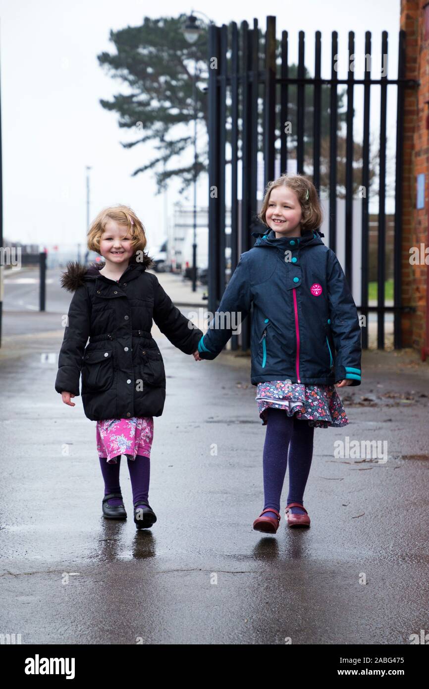 Due giovani sorelle (di età compresa tra i quattro e i sei anni) a piedi il Museo di esplosione della potenza di fuoco navale; la Royal Navy dell ex deposito degli armamenti di Priddy's Hard, a Gosport. Regno Unito (105) Foto Stock