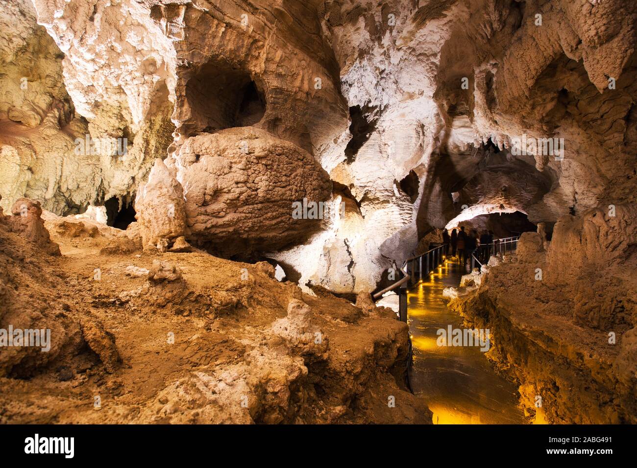 Stalattiti e stalagmiti in caverna di Ruakuri, Waitomo, Nuova Zelanda Foto Stock