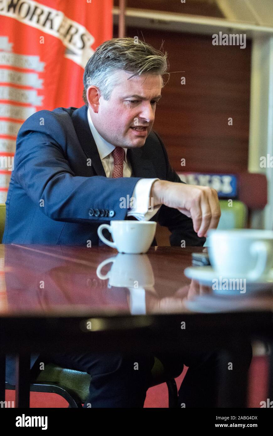 Clipstone, Nottinghamshire, Inghilterra, Regno Unito. 27th. Novembre 2019. Jonathan Ashworth manodopera ombra del Segretario per la salute incontro i minatori pensionati nella ex-comunità mineraria di Clipstone seguente lavoro di annuncio sul polmone specialista cliniche per i minatori pensionati. Credito: Alan Beastall/Alamy Live News Foto Stock