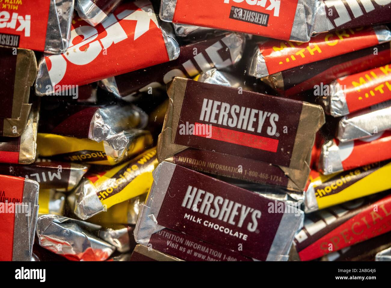 Hershey PA, Stati Uniti d'America - 26 Novembre 2019: stagnola avvolto Hershey assortiti in miniatura Candy barre sul display nel mondo del cioccolato. Foto Stock