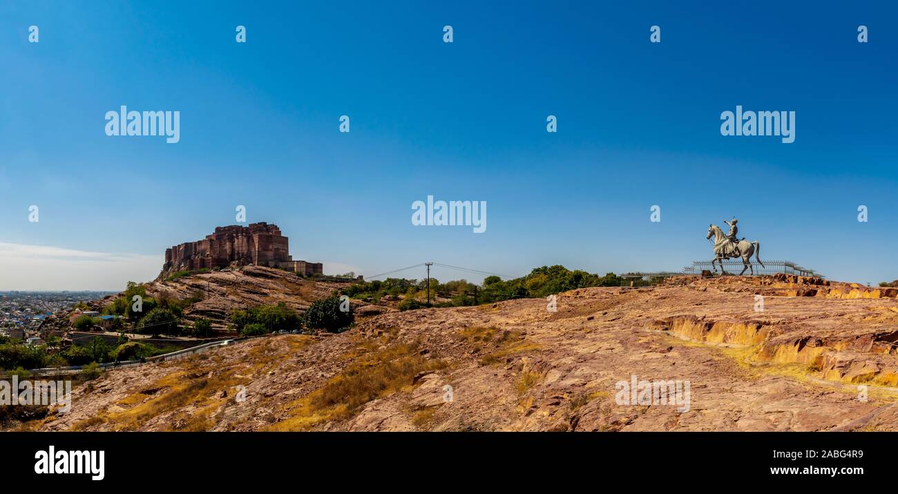 Una vista panoramica del Forte Mehrangarh e la statua di Rao Jodha Ji Foto Stock
