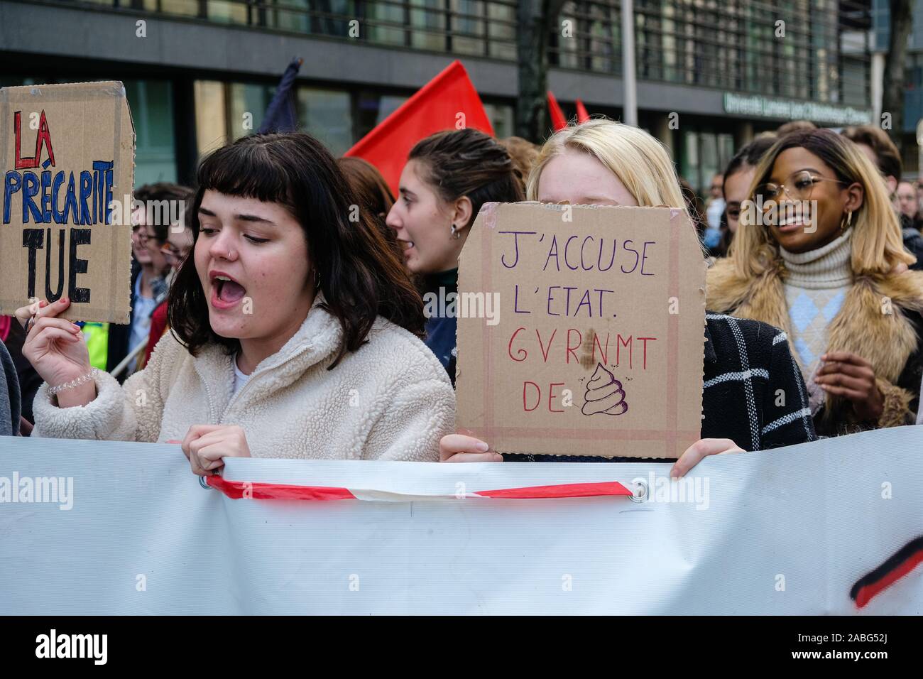 Il 26 novembre 2019, Lione, Auvergne-Rhône-Alpes, in Francia, gli studenti' dimostrazione. Due studenti con indicazioni su di essi. Foto Stock