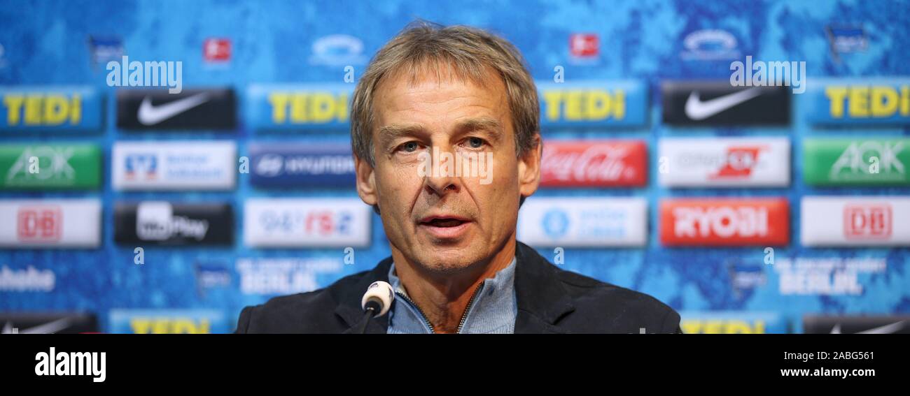 Berlino, Germania. 27 Nov, 2019. 27 novembre 2019, Berlin: Hertha è di nuovo coach Jürgen Klinsmann parla durante una conferenza stampa. L'ex allenatore nazionale ed ex-Bayern coach Klinsmann assumerà la posizione di coaching presso la martoriata Bundesliga soccer team Hertha BSC fino alla fine della stagione. Credito: dpa picture alliance/Alamy Live News Foto Stock