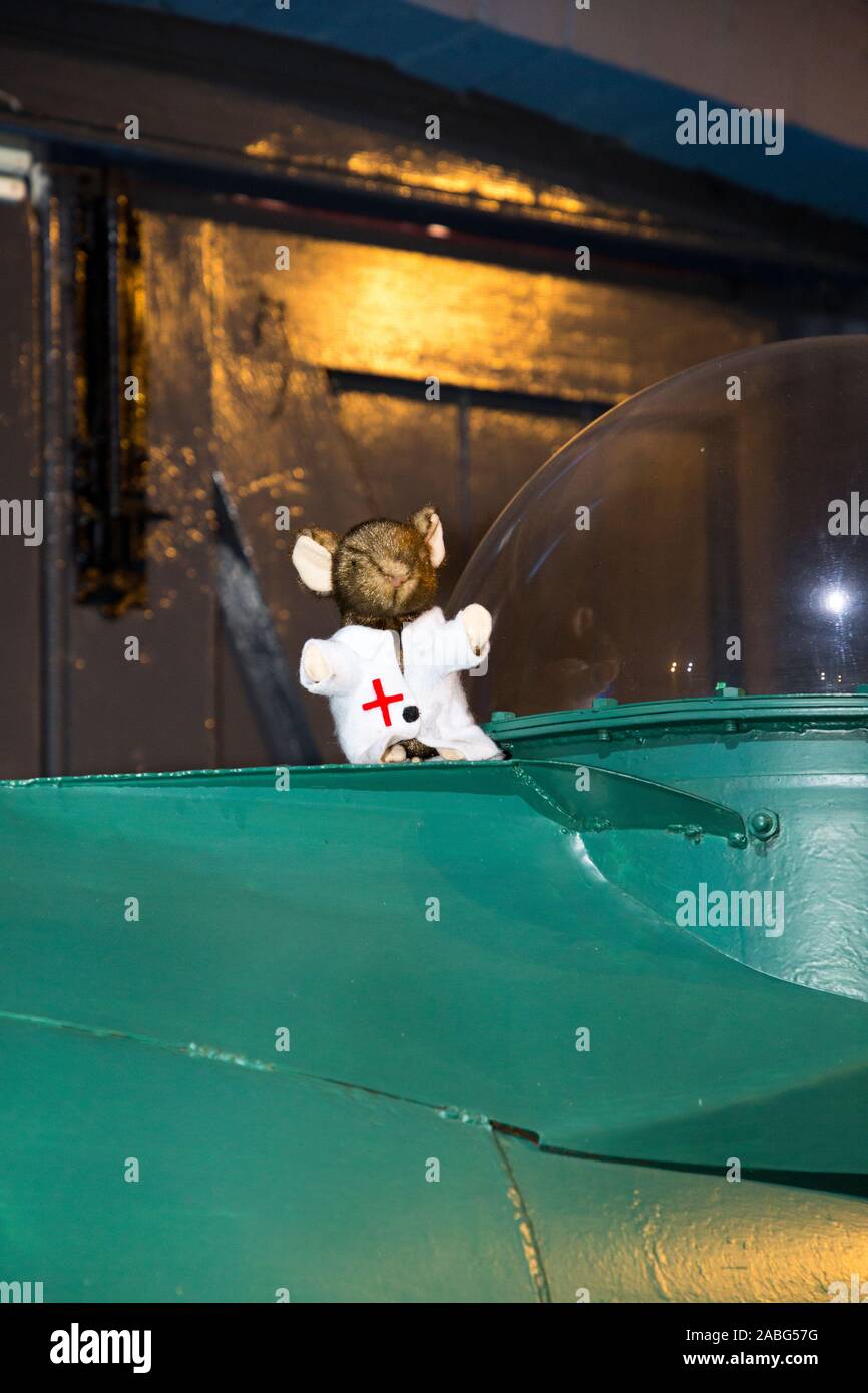 Giocattolo morbido mouse posizionato strategicamente per bambini di scoprire su topi trail caccia al museo di esplosione della potenza di fuoco navale; la Royal Navy dell ex deposito degli armamenti di Priddy's Hard, a Gosport. Regno Unito (105) Foto Stock