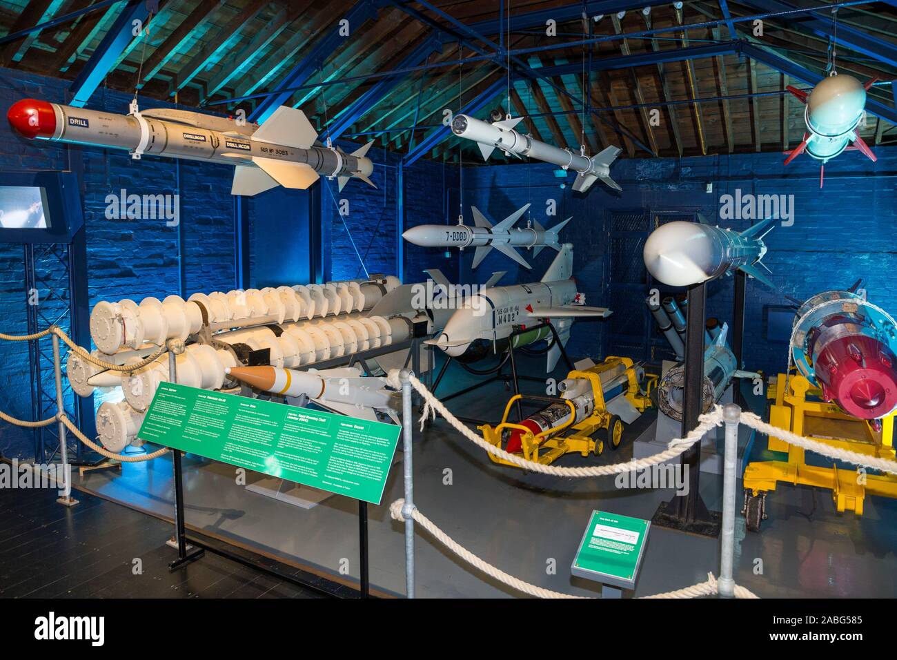 Disposizione il display mostra di missili vintage presso il Museo di esplosione della potenza di fuoco navale; la Royal Navy dell ex deposito degli armamenti di Priddy's Hard, a Gosport. Regno Unito (105) Foto Stock