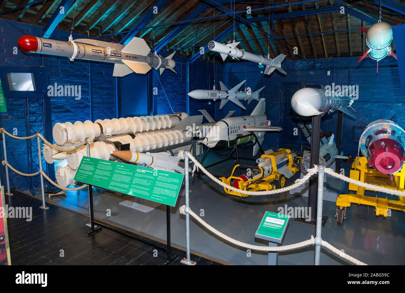 Disposizione il display mostra di missili vintage presso il Museo di esplosione della potenza di fuoco navale; la Royal Navy dell ex deposito degli armamenti di Priddy's Hard, a Gosport. Regno Unito (105) Foto Stock