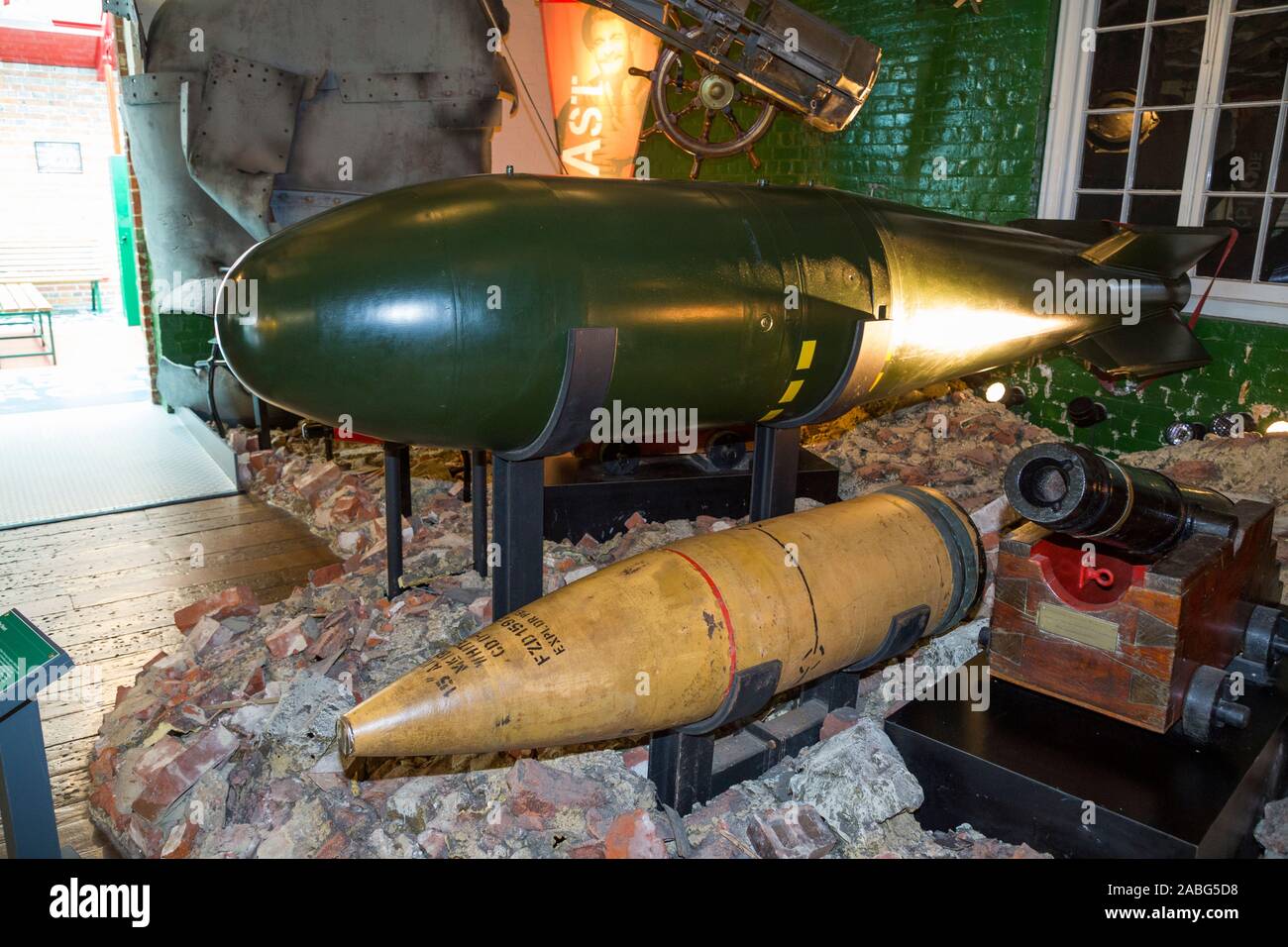British Red Beard bomba atomica arma nucleare (verde e grandi) presso il Museo di esplosione della potenza di fuoco navale; la Royal Navy dell ex deposito degli armamenti di Priddy's Hard, in a Gosport, vicino a Portsmouth. Regno Unito (105) Foto Stock