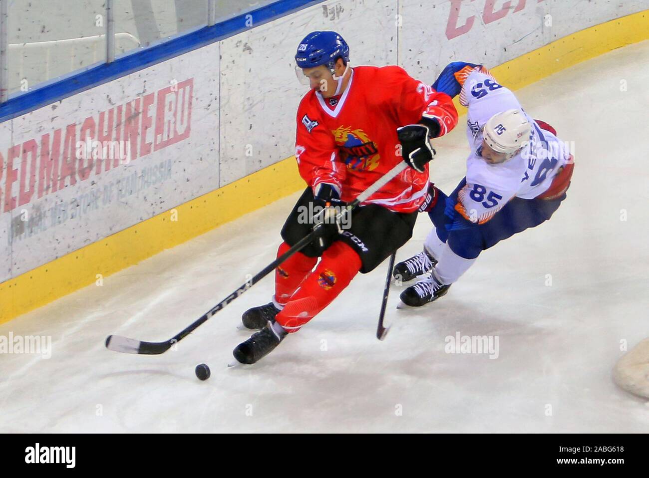 Di Jilin, Cina. 27 Nov, 2019. Tsen Tou's Maxim Kudriashov (L) compete durante una ventottesima round match tra Tsen Tou della Cina e Humo dell Uzbekistan a Silk Road sommo Hockey League nella città di Jilin, a nord-est della Cina, nov. 27, 2019. Credito: Luo Yuan/Xinhua/Alamy Live News Foto Stock