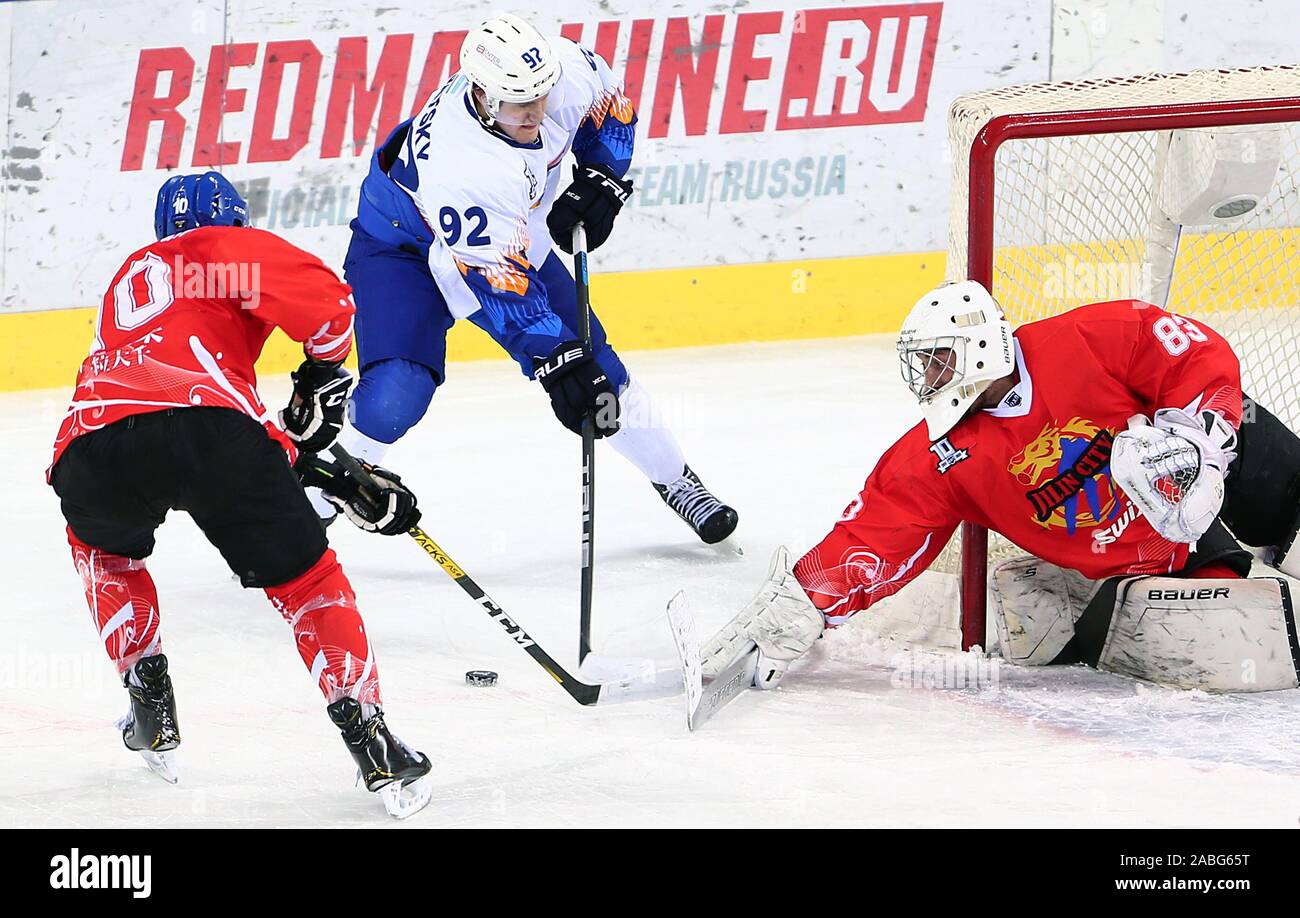 Di Jilin, Cina. 27 Nov, 2019. Humo's Anton Bogatsky (C) compete durante una ventottesima round match tra Tsen Tou della Cina e Humo dell Uzbekistan a Silk Road sommo Hockey League nella città di Jilin, a nord-est della Cina, nov. 27, 2019. Credito: Luo Yuan/Xinhua/Alamy Live News Foto Stock