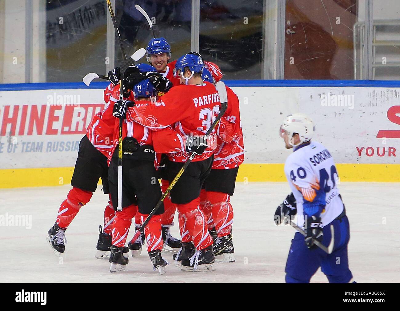 Di Jilin, Cina. 27 Nov, 2019. Tsen Tou i giocatori di celebrare la loro vittoria durante una ventottesima round match tra Tsen Tou della Cina e Humo dell Uzbekistan a Silk Road sommo Hockey League nella città di Jilin, a nord-est della Cina, nov. 27, 2019. Credito: Luo Yuan/Xinhua/Alamy Live News Foto Stock