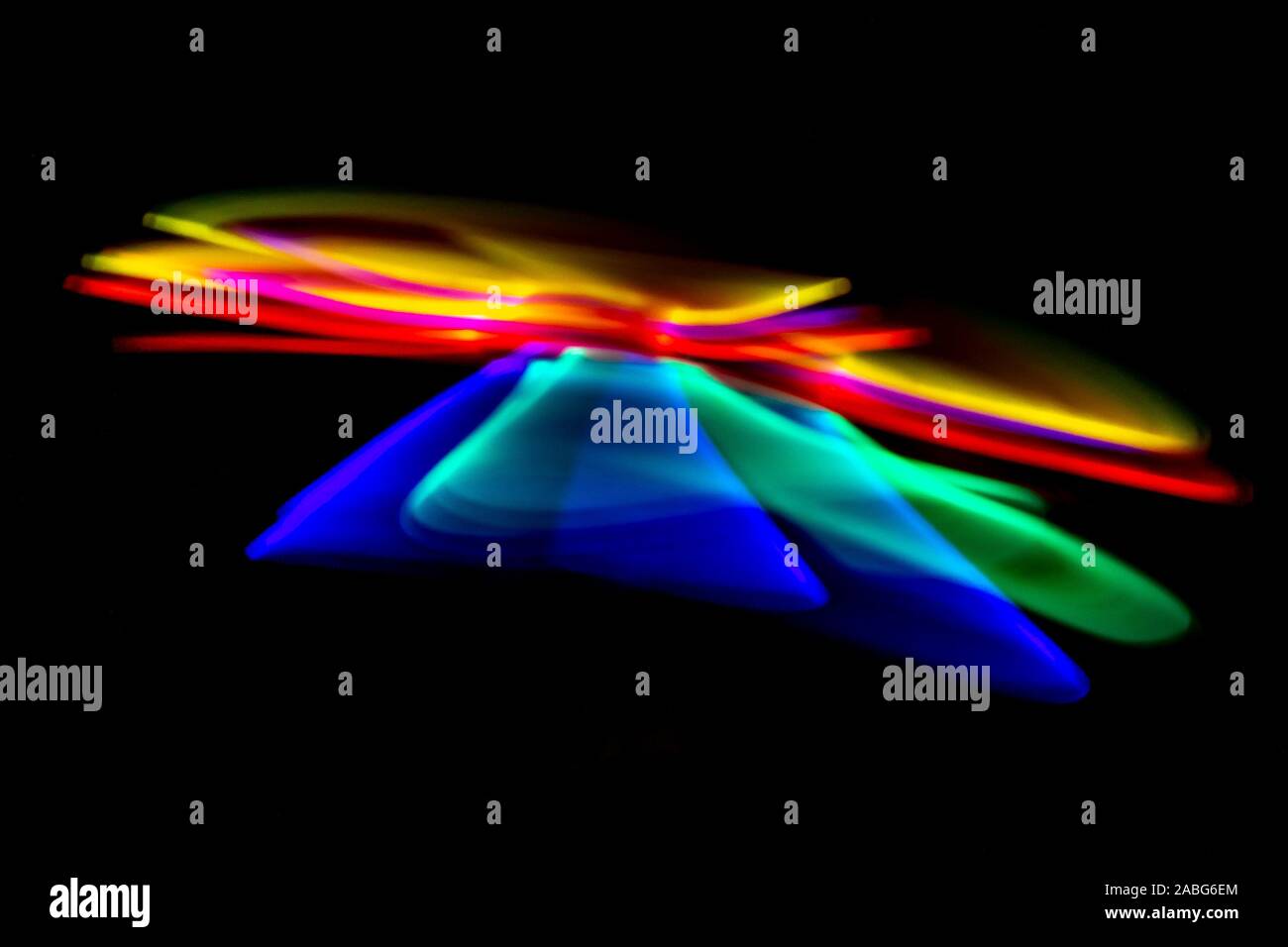 Un peu de peinture lumineuse et voilà su une petite fleure abstraite et coloré. Foto Stock