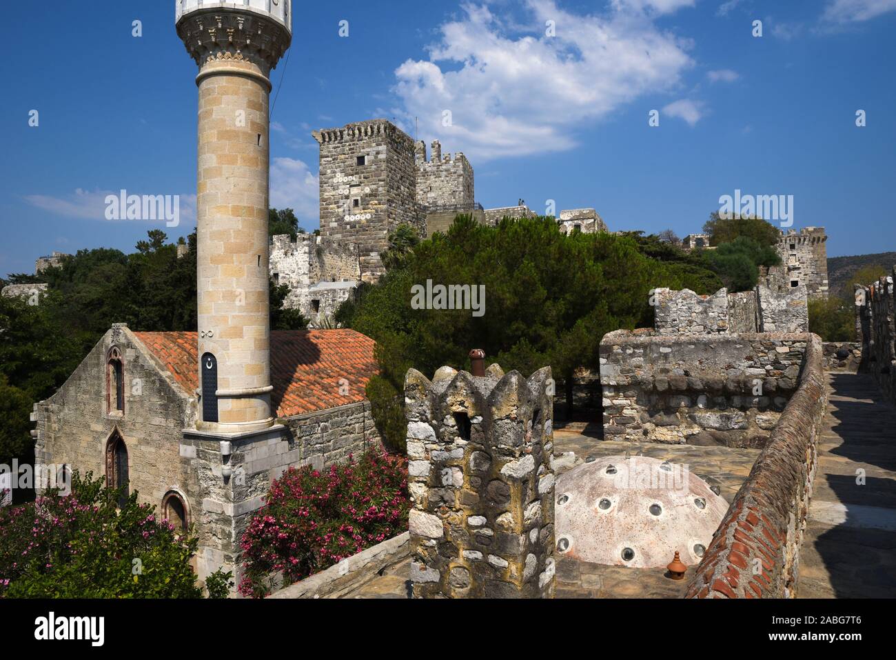 Kizilhisarli Mustafa Pasa Moschea, un bagno turco e la torre di avvistamento nel castello di Bodrum, a Mugla, Turchia. Foto Stock