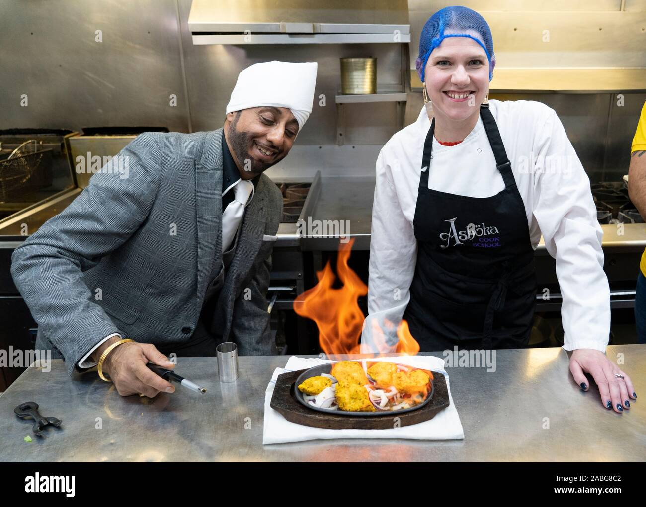 Bearsden, Scotland, Regno Unito. Il 27 novembre 2019. Gruppo del Partito europeo dei liberali democratici leader Jo Swinson visita il ristorante Ashoka e cucina è dato lezioni di cucina dagli chef. Ella ha messo in guardia circa il pericolo Brexit comporta per le piccole imprese. Iain Masterton/Alamy Live News. Foto Stock