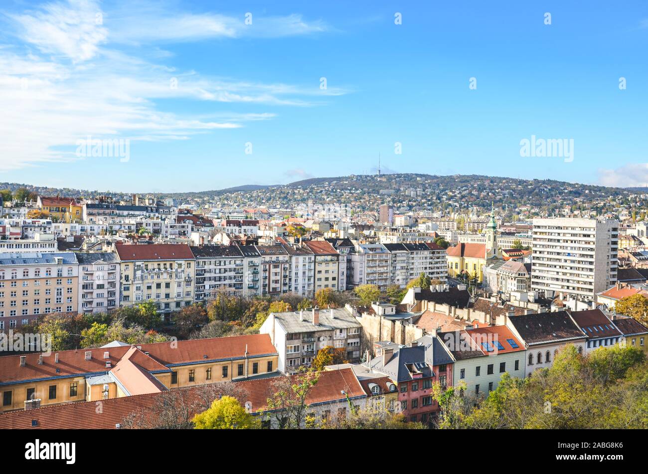 Skyline della città capitale Budapest, Ungheria. Edifici storici lungo con architettura socialista e comunista blocco di appartamenti. Città ungheresi cityscape. Città dell Europa dell est. Foto Stock