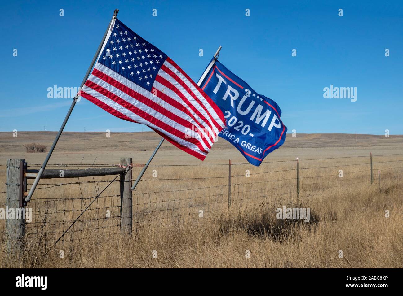 Wright, Wyoming - un 'Trump 2020' indicatore con una bandiera americana in un ranch del Wyoming. Foto Stock