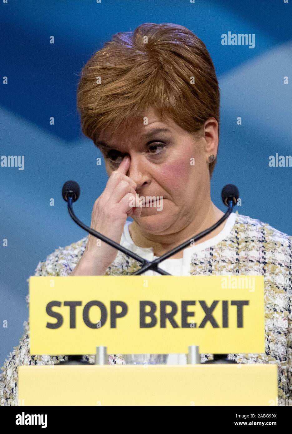 Primo Ministro Nicola Storione al SNP generale manifesto elettorale lanciare a SWG3, Glasgow, durante la campagna elettorale. Foto di PA. Picture Data: Mercoledì 27 Novembre, 2019. Vedere PA storia politica elezione. Foto di credito dovrebbe leggere: Jane Barlow/PA FILO Foto Stock