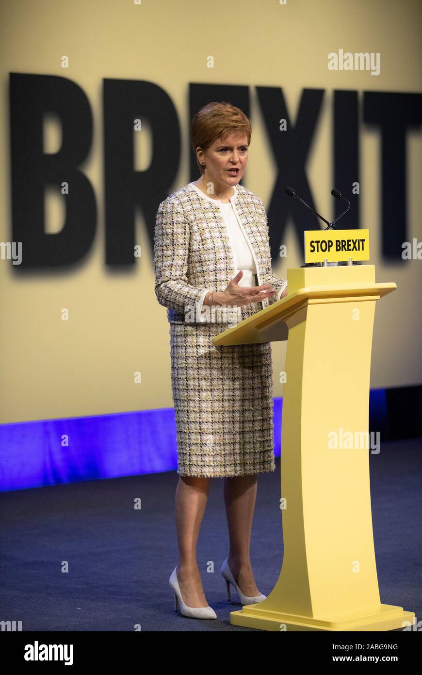 Primo Ministro Nicola Storione al SNP generale manifesto elettorale lanciare a SWG3, Glasgow, durante la campagna elettorale. Foto di PA. Picture Data: Mercoledì 27 Novembre, 2019. Vedere PA storia politica elezione. Foto di credito dovrebbe leggere: Jane Barlow/PA FILO Foto Stock