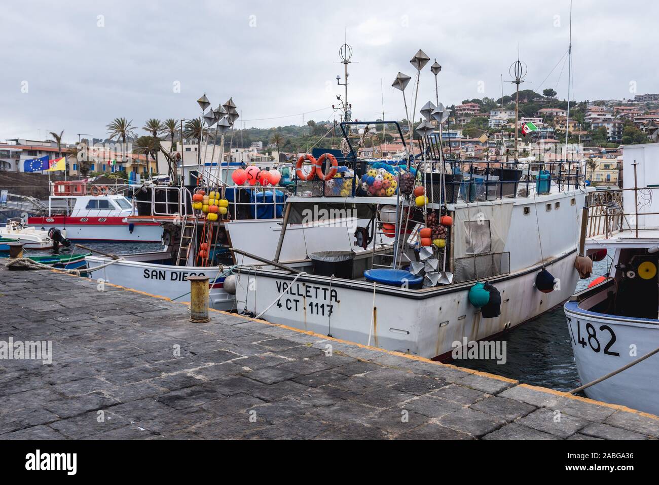 Barche in Marina dei Ciclopi dal porto di Aci Trezza comune, una frazione di Aci Castello comune vicino a Catania sull isola di Sicilia in Italia Foto Stock