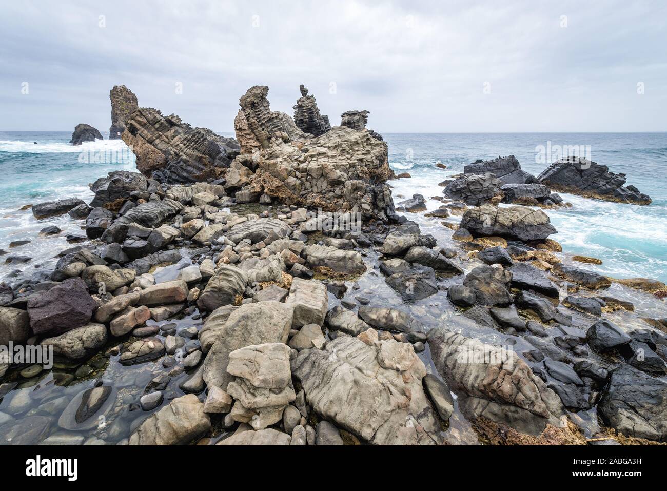 Spiaggia rocciosa del Mare Ionio di Aci Trezza comune, una frazione di Aci Castello comune vicino a Catania sull isola di Sicilia in Italia Foto Stock