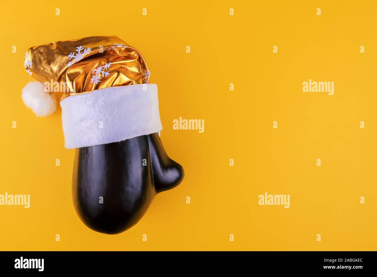 Creative Natale e Anno Nuovo concetto di cibo. Brutto divertenti le melanzane in un berretto di Babbo Natale Foto Stock
