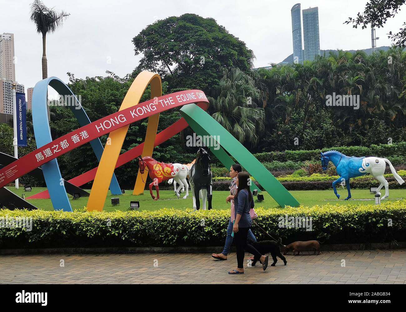 (191127) -- HONG KONG, nov. 27, 2019 (Xinhua) -- i cittadini a piedi in un parco in Hong Kong, Cina del sud, Ott. 29, 2019. Il numero di arrivi di visitatori di Hong Kong ha testimoniato il declino più nitidi in 16 anni per il terzo trimestre del 2019 su continua agitazione nella regione, i dati ufficiali hanno mostrato mercoledì. Per andare con:Hong Kong record visitatore più grande calo in 16 anni in Q3 (Xinhua/Zhu Xiang) Foto Stock