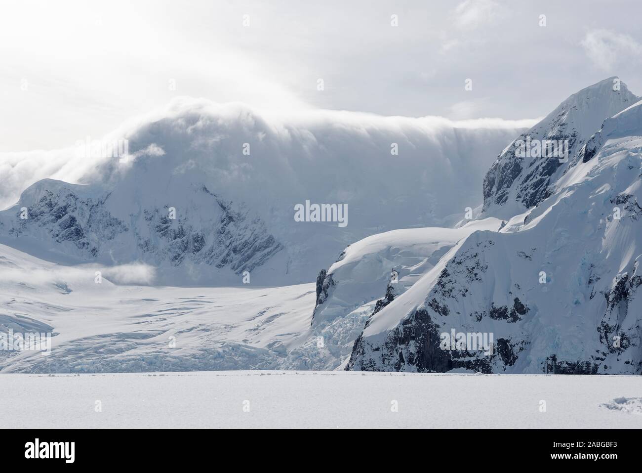 Sturm über einem verschneiten Berggrat, Danco Island, Antarktische Halbinsel, Antartide. Montagne presso la costa di Isola Danco. Foto Stock